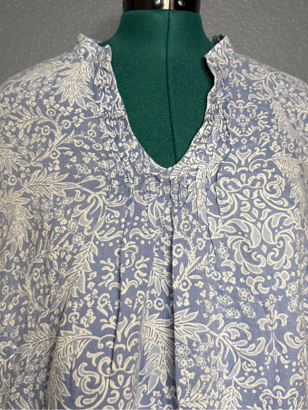 malvin Blue White Linen Blend Floral Blouse Relaxed Fit XL 100% Linen - Picture 2 of 10
